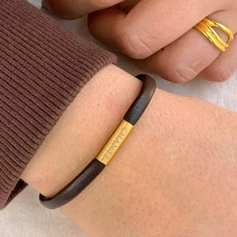 Platt brun armband i läder med förgyllt stål lås  x 6 mm