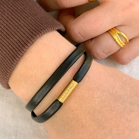 Platt brun armband i läder med förgyllt stål lås  x 6 mm