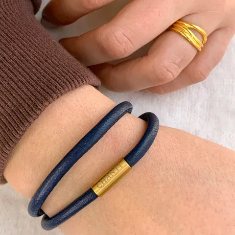 Platt svart armband i läder med förgyllt stål lås  x 6 mm