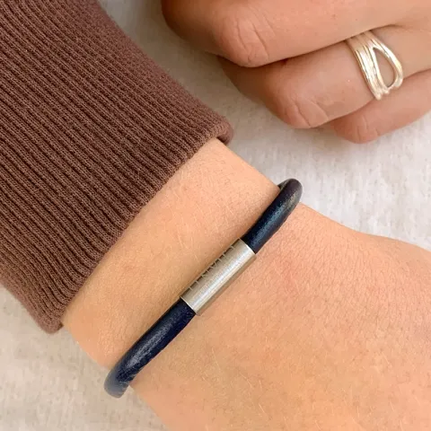 Rund blå armband i läder med stål lås  x 4 mm