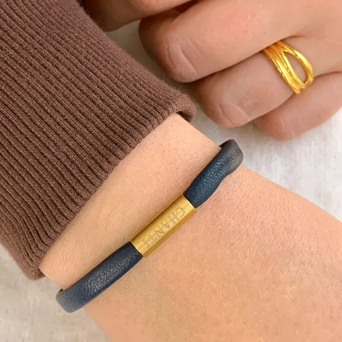 Platt blå armband i läder med förgyllt stål lås  x 6 mm