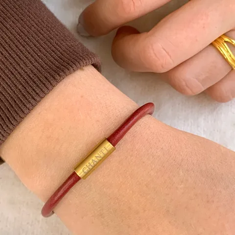 Rund röd magnetarmband i läder med förgyllt stål lås  x 4 mm