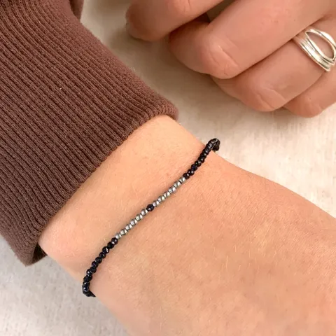 mörkblå metallic armband med sten og hematite.