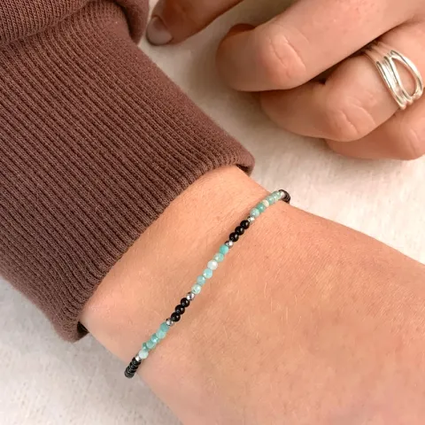 armband med onyxer og amazonit og 6 hematite.