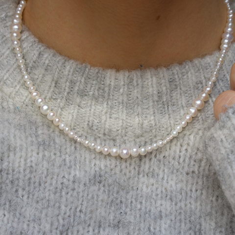 Blandad storlek halsband med sötvattenspärlor