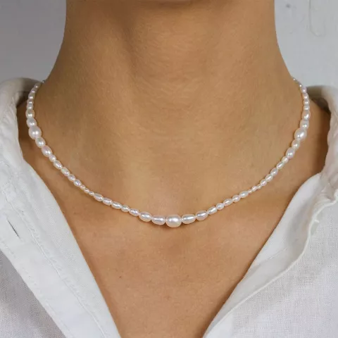 halsband med pärla.