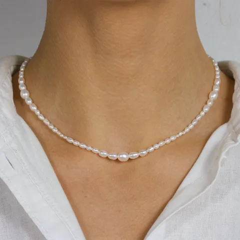 Blandad storlek halsband med sötvattenspärlor
