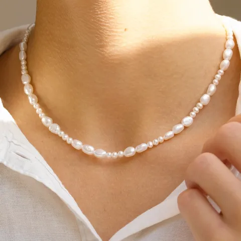 Blandad storlek halsband med sötvattenspärlor