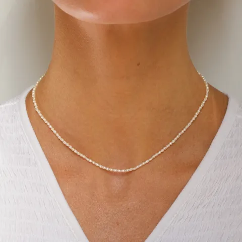 2 mm halsband med sötvattenspärlor
