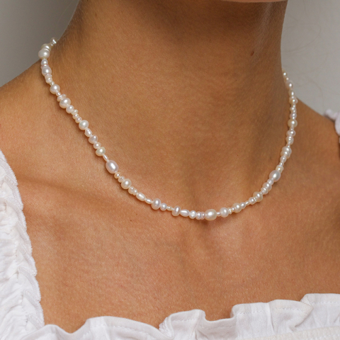 Blandad storlek halsband med sötvattenspärlor