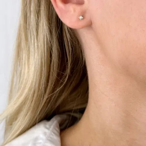 2 x 0,05 ct lab grown diamant solitäreörhängestift i 9 karat guld med lab grown diamant 