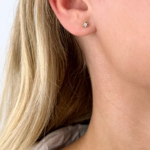 2 x 0,05 ct lab grown diamant solitäreörhängestift i 9 karat guld med lab grown diamant 