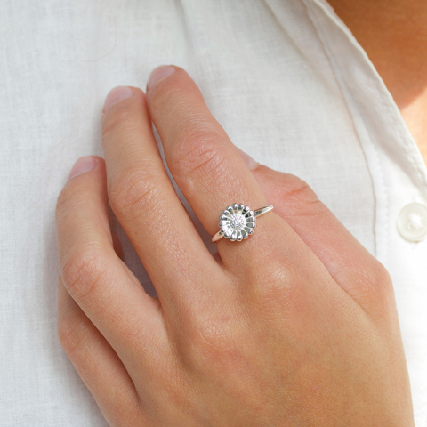 prästkrage zirkon ring i silver