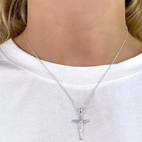 kors med Jesus hängen i silver