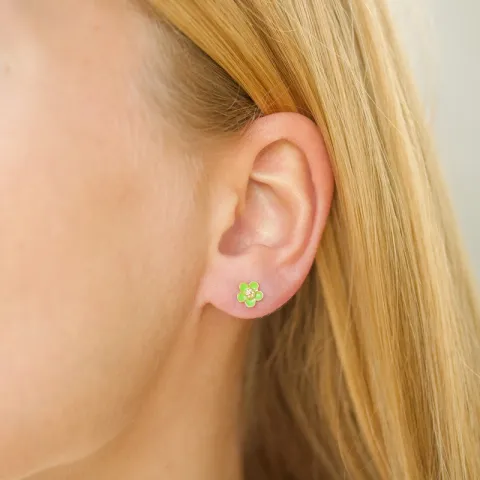 6 mm prästkrage ljusgrön örhängen i förgyllt silver - Majse