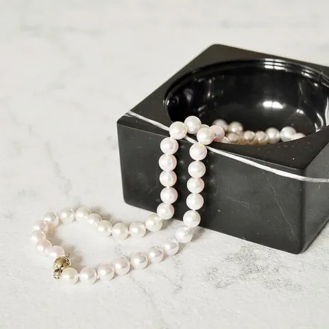 45 cm vit a-graderad pärlhalskedja med .