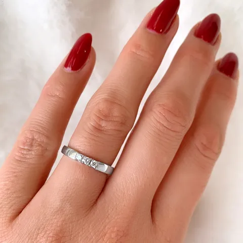 smal alliancring i 14 karat vitguld 3 x 0,05 ct