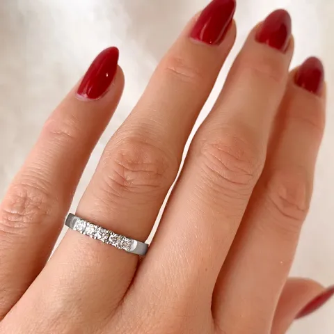 smal alliancring i 14 karat vitguld 5 x 0,05 ct
