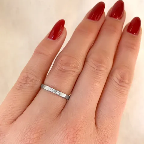 smal alliancring i 14 karat vitguld 3 x 0.03 ct