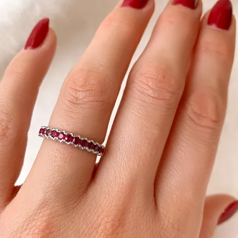 rubin alliancring i 14 karat vitguld 0,70 ct