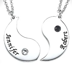 Yin och yang Namnhalsband med hänge i silver med 2 facettslipade zirkoner