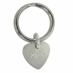 nyckelring med namn i metall och silver