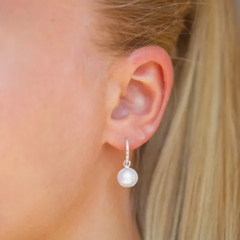 runda pärla örhängen i silver - Loom Stones