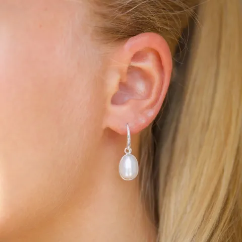 droppe vita pärla örhängen i silver - Loom Stones