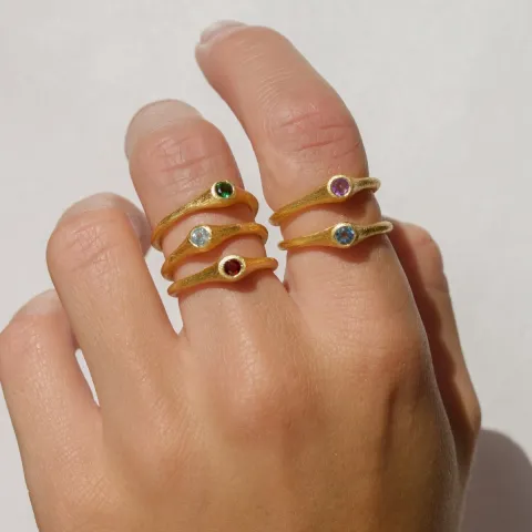 mörkblå kristal ring i förgyllt silver - Loom Stones