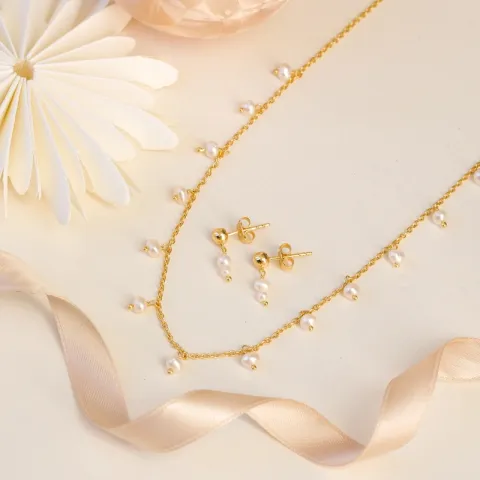 vit pärla örhängen i förgyllt silver