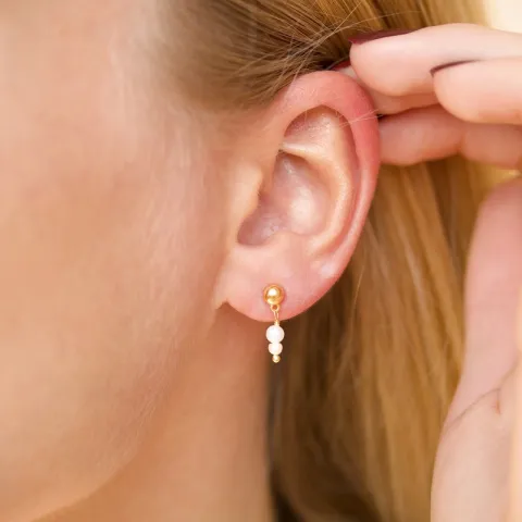 vit pärla örhängen i förgyllt silver