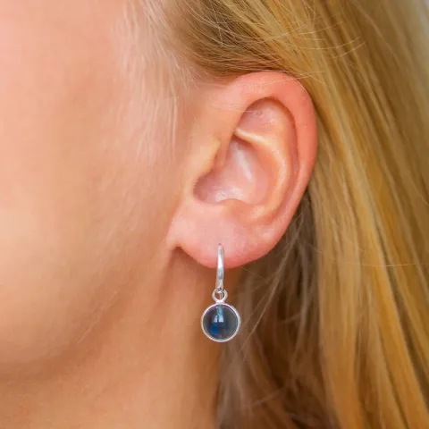 runda blå mörkblå kristal örhängen i försilvrad mässing - Loom Stones