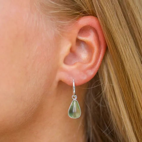 droppe ljusgrön kristal örhängen i försilvrad mässing