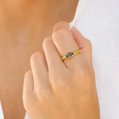 mörkblå kristal ring i förgylld mässing - Eliné
