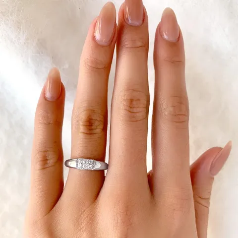 Bred zirkon ring i rhodinerat silver