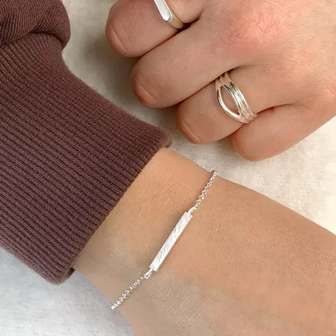 armband i silver med hängen i silver