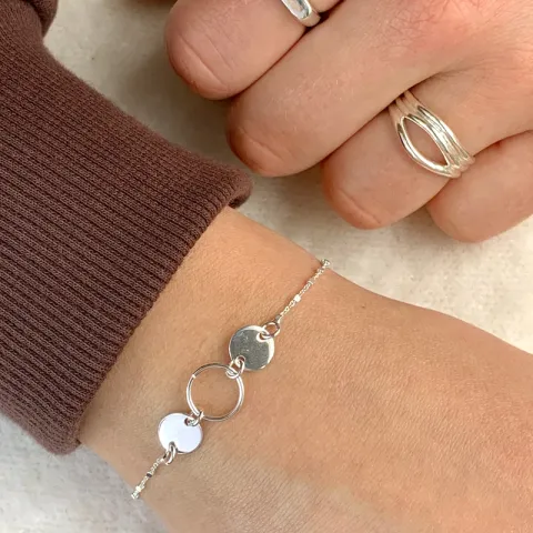 runt armband i silver med hängen i silver