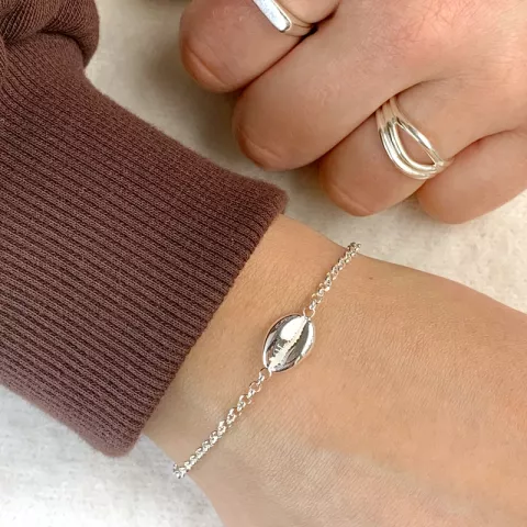 mussla armband i silver med hängen i silver