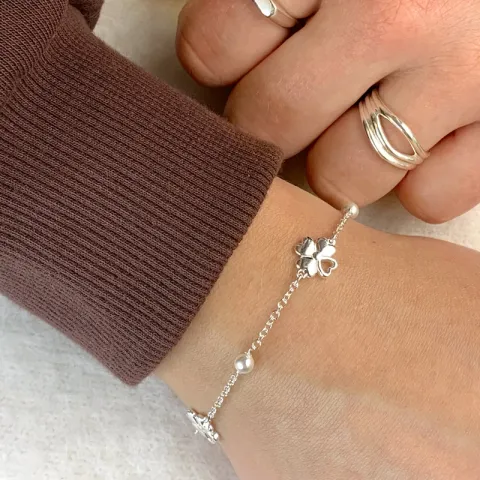 fyrklöver armband i silver med hängen i silver