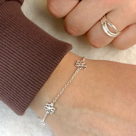 blommor armband i silver med hängen i silver