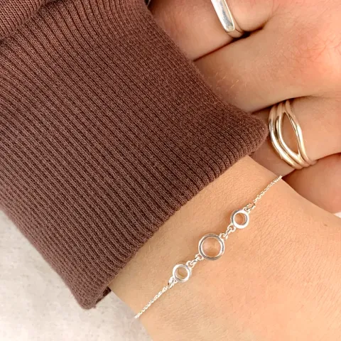 rund armband i silver med hängen i silver