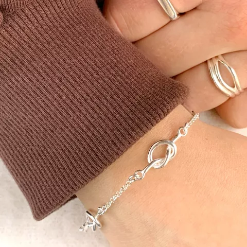knuta armband i silver med hängen i silver