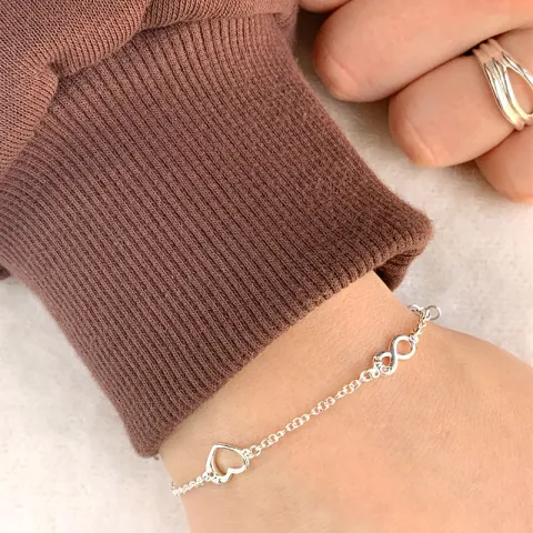 hjärta infinity armband i silver med hängen i silver