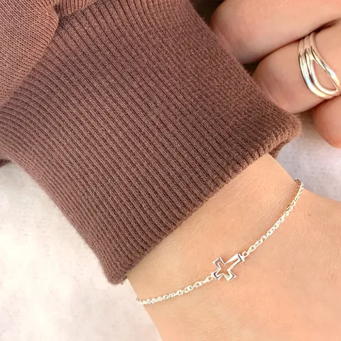 kors armband i silver med hängen i silver