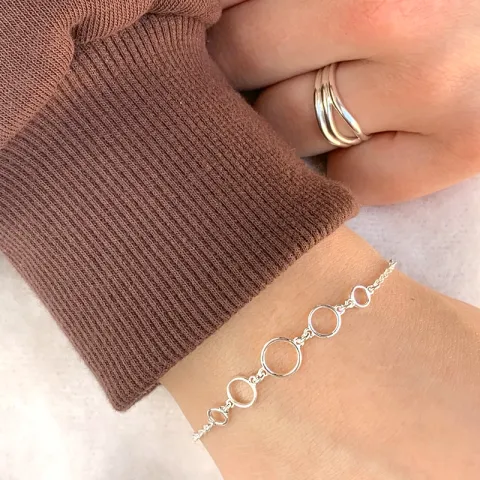 rund armband i silver med hängen i silver