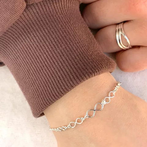 infinity armband i silver med hängen i silver