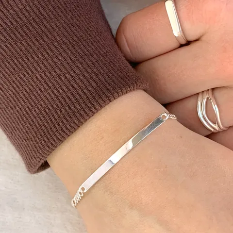 armband i silver med hängen i silver