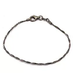 Vridet armband i svart rhodinerat silver  x 1,3 mm