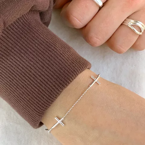 Kors armband i silver med hängen i silver