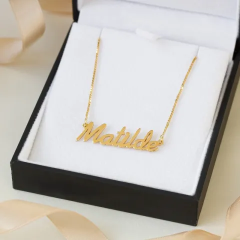 Namnhalsband med hänge i förgyllt silver